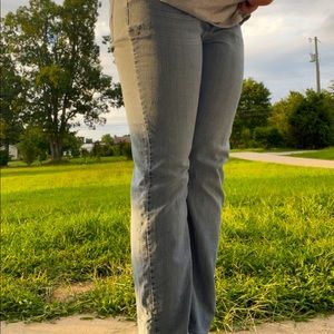 these are mid rise straight leg jeans from LEE, they are light wash :)